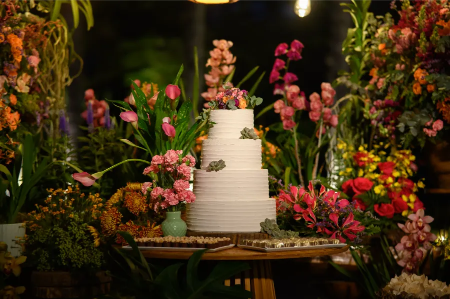 mesa do bolo de casamento simples e floral
