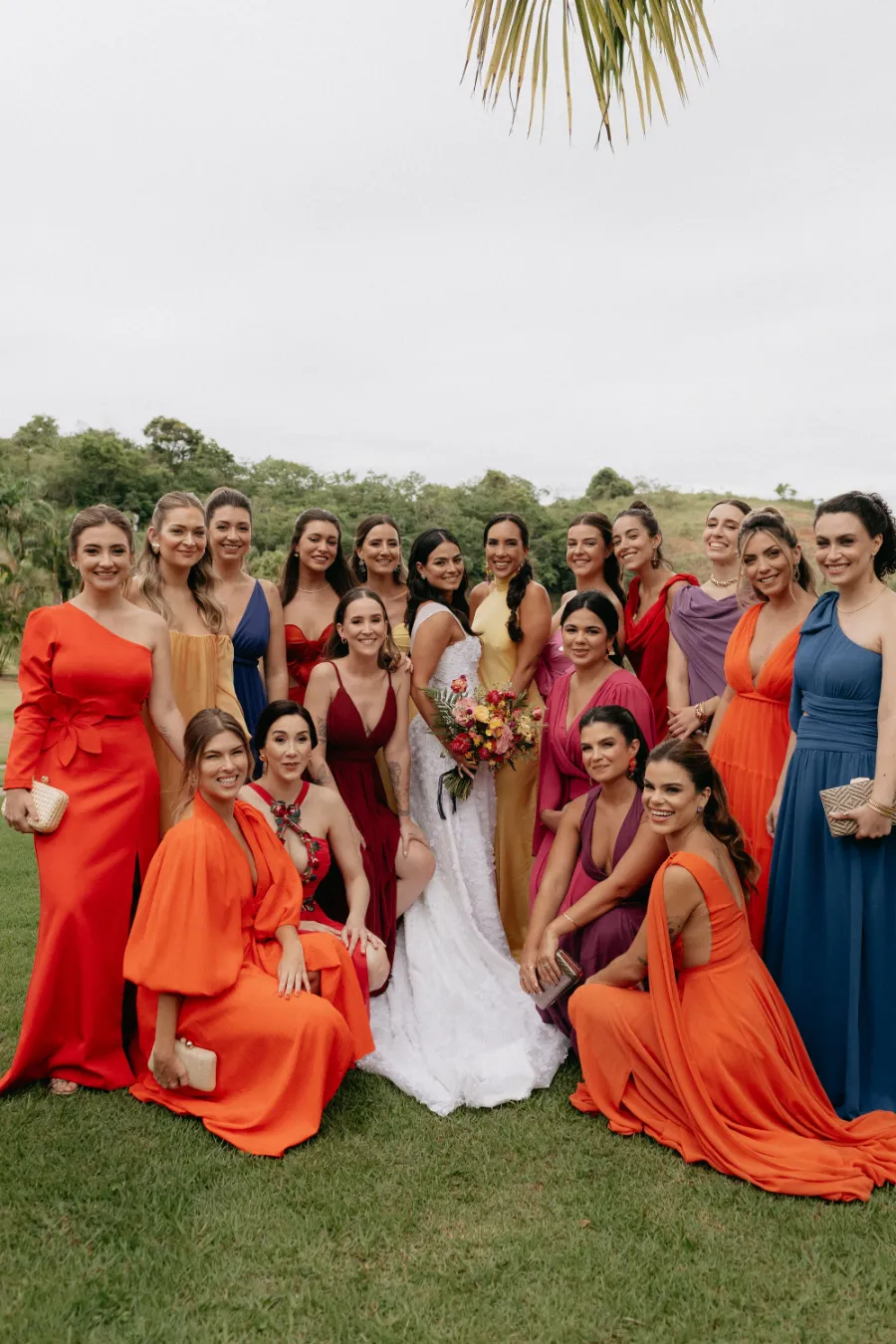 noiva ao lado das madrinhas de colorido