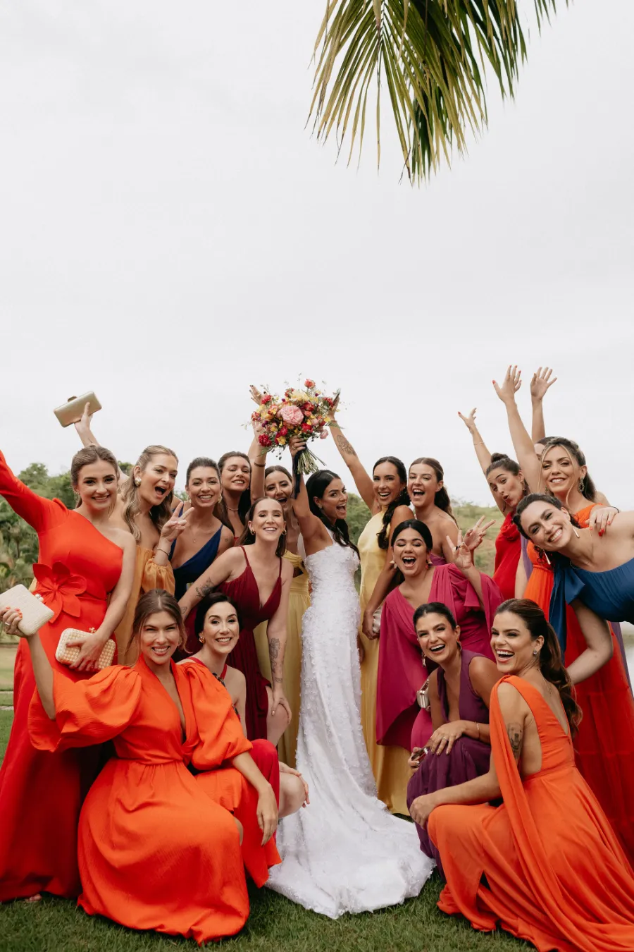 noiva ao lado das madrinhas de colorido