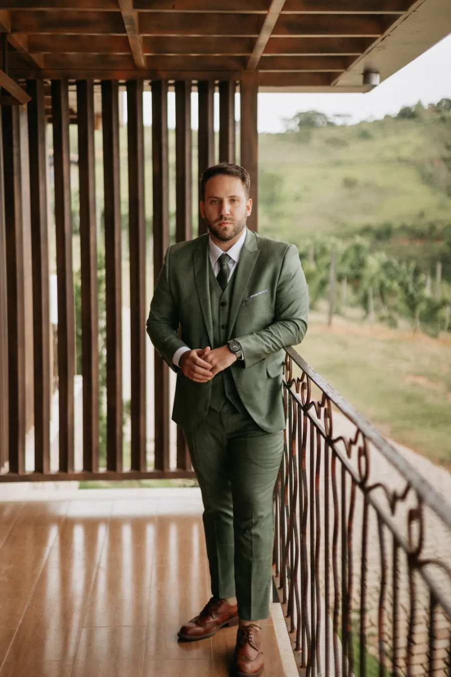 noivo de terno verde oliva