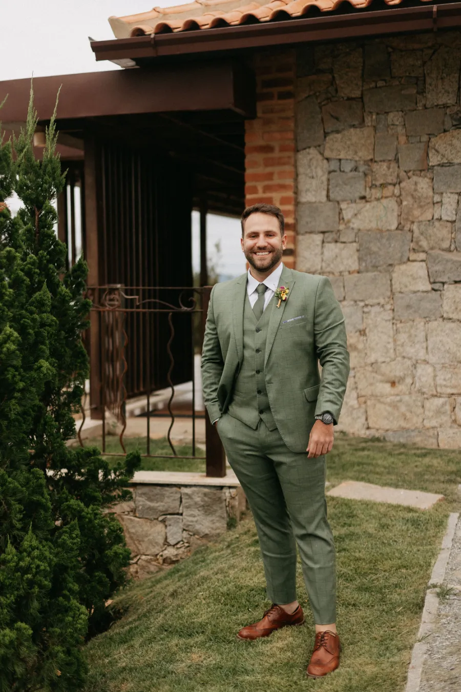 noivo de terno verde oliva