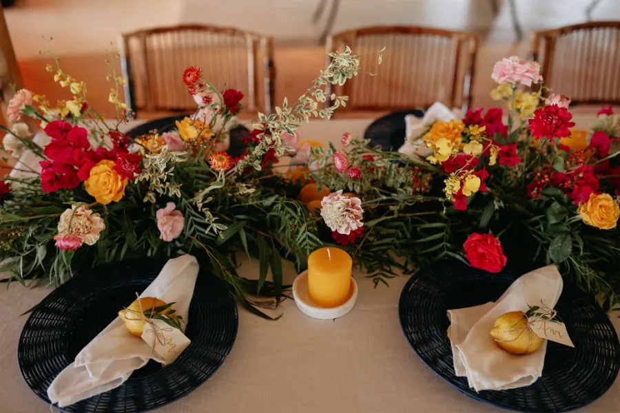 mesa posta com flores coloridas
