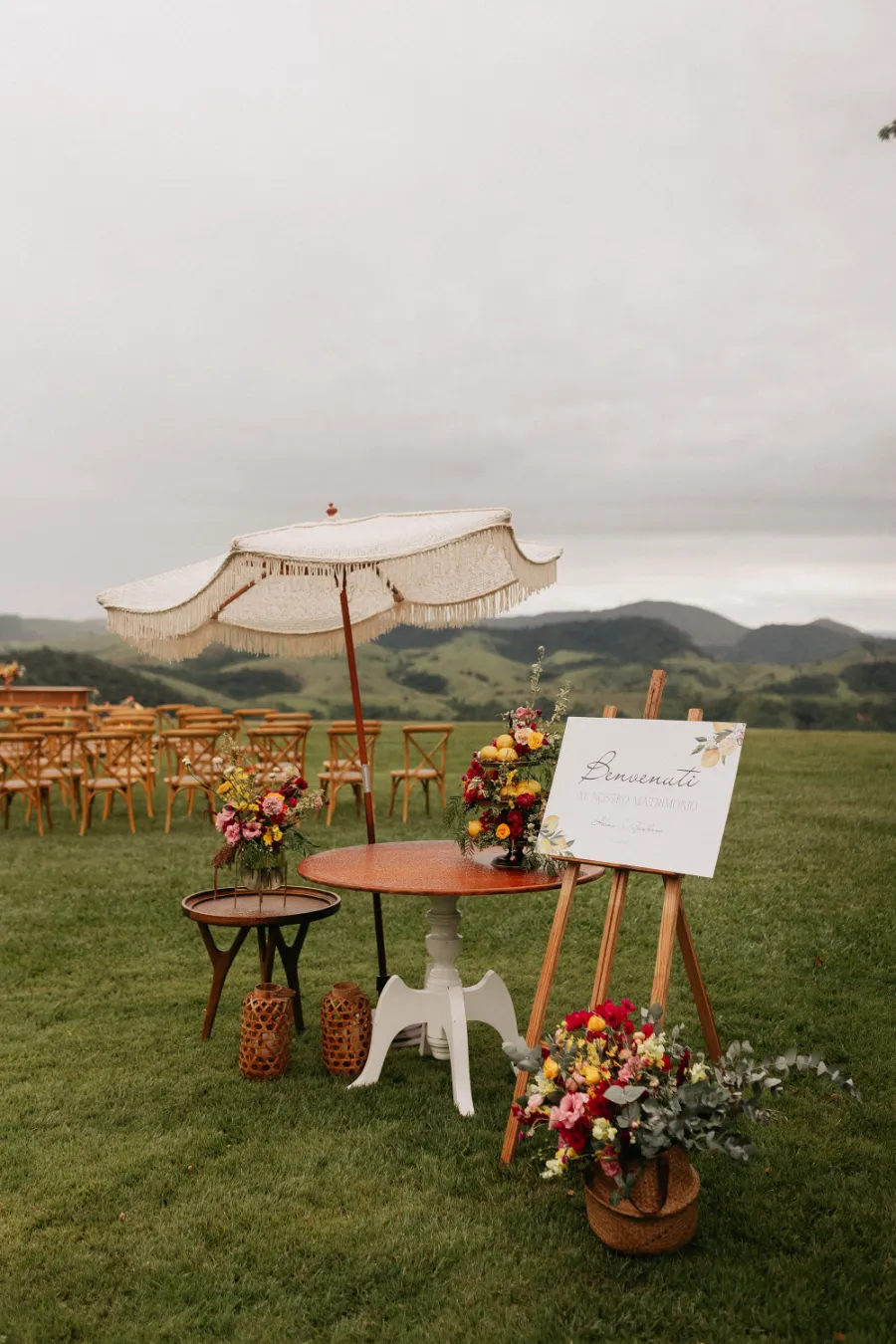 placa de bem-vindos ao ar livre no casamento