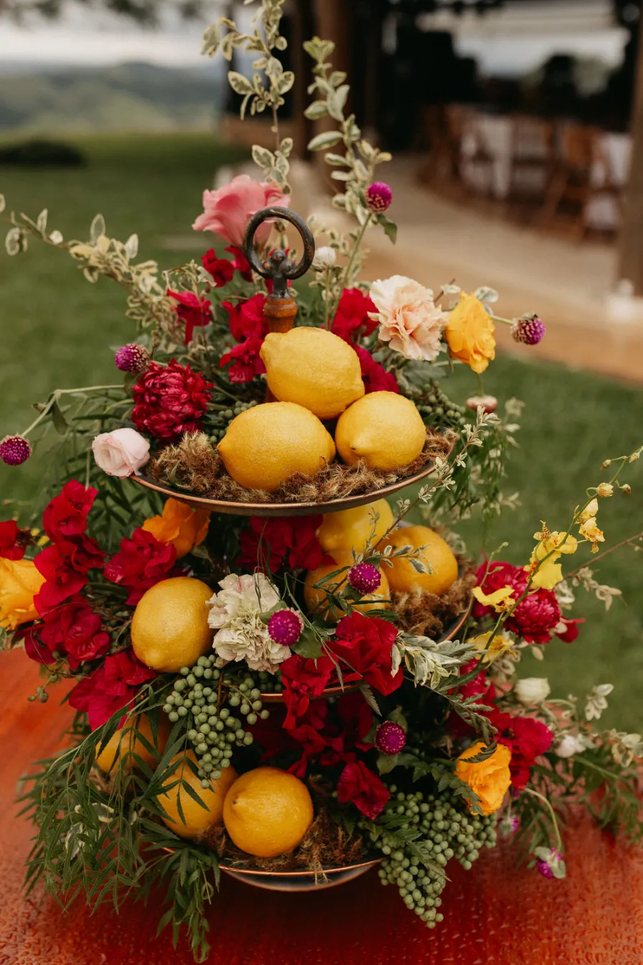 torre de doces decorada com frutas e limão siciliano
