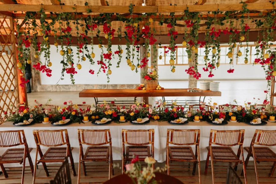 mes aposta comunitária com flores rosas e limão siciliano