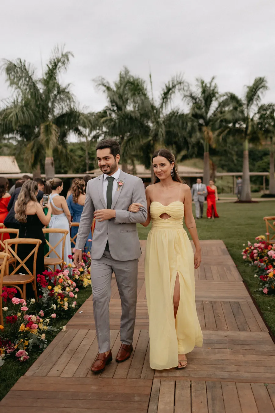 entrada da madrinha de vestidoamarelo e padrinho de terno cinza