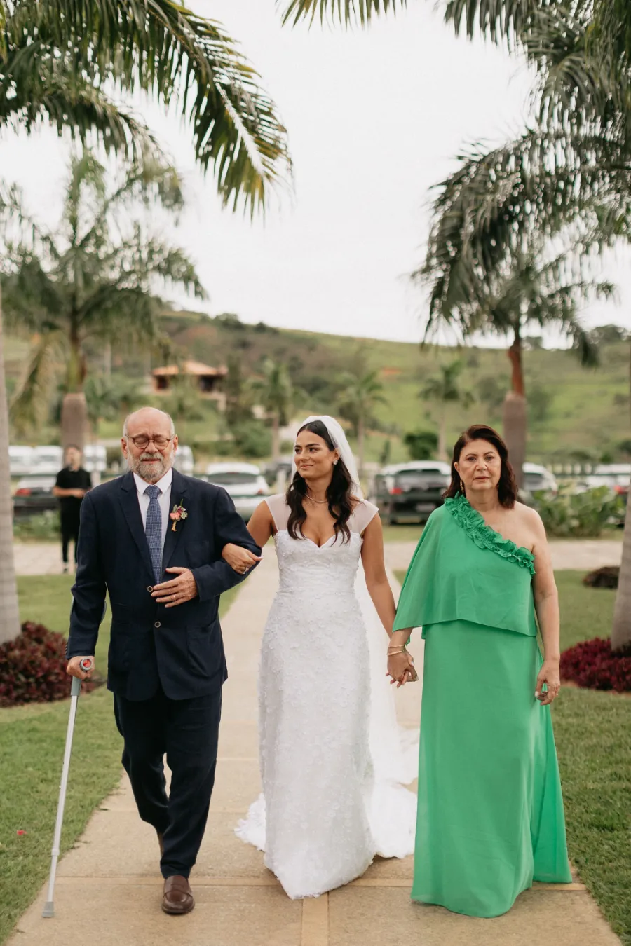 entrada da noiva ao ladod o pai de tenro pretoe  mãe d evestido verde