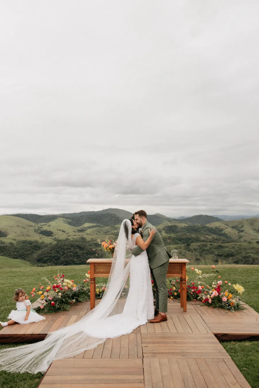 noivos se beijando no casamento