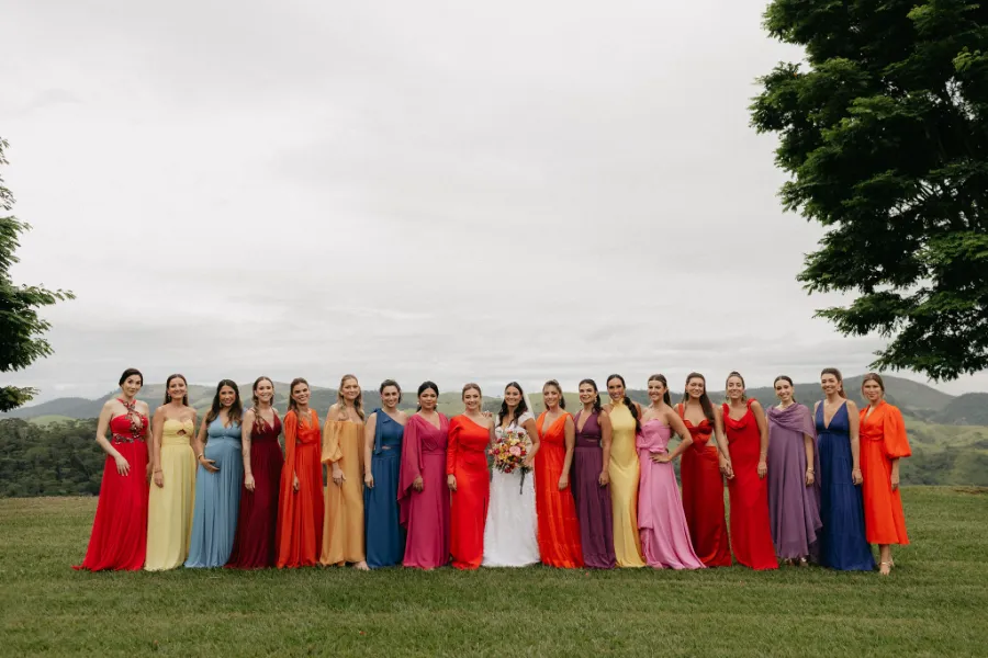 noiva ao lado das madrinhas de colorido