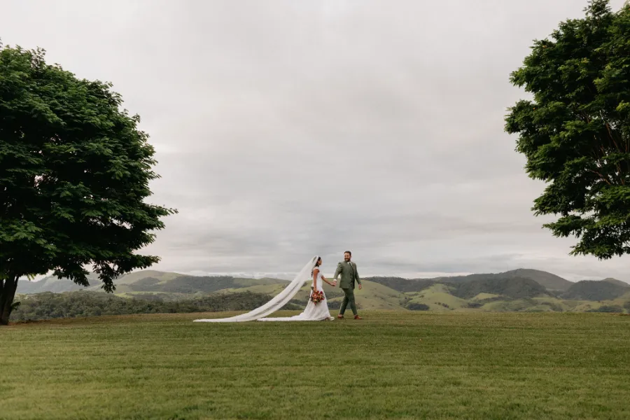 noivos caminhando no campo