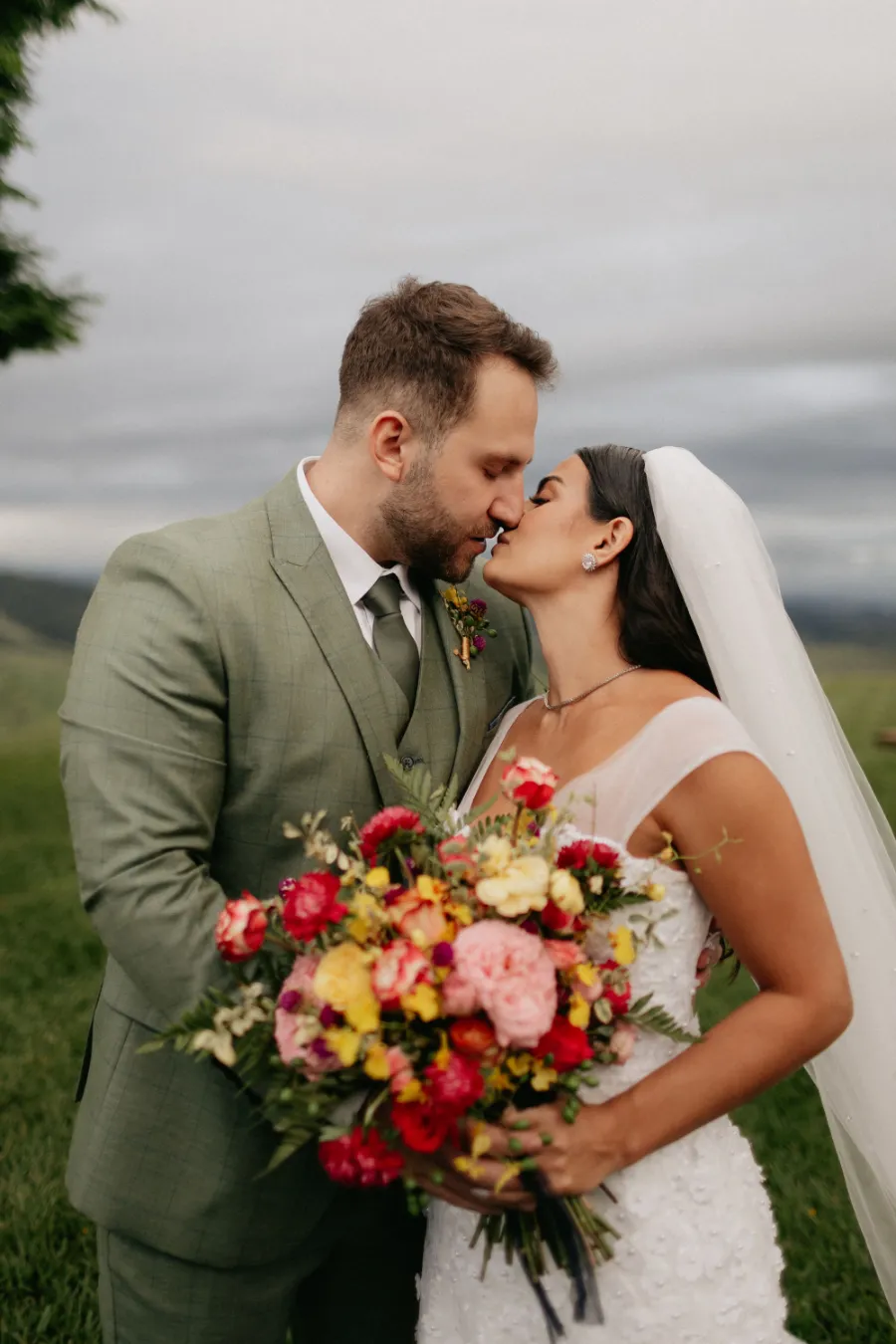 noivos se beijando ao ar livre