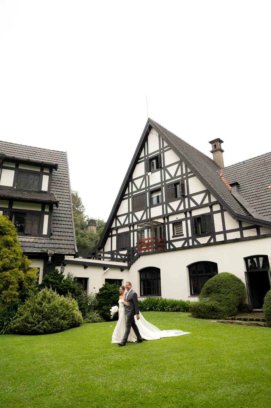 entrada da noiva com pai com terno cinza