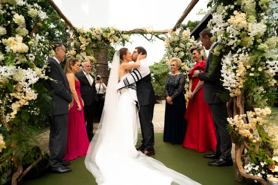 noivos se beijando no casamento judaico