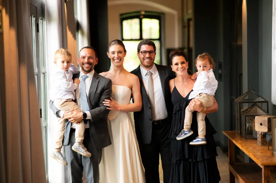 noivos e convidados carregando bebês