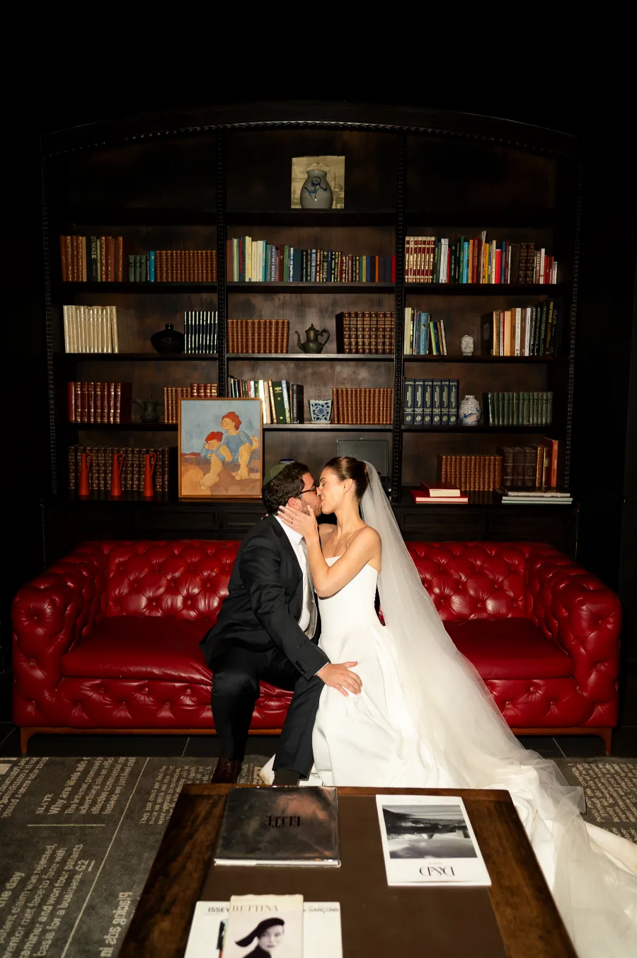noivos se beijando no sofá vermelho