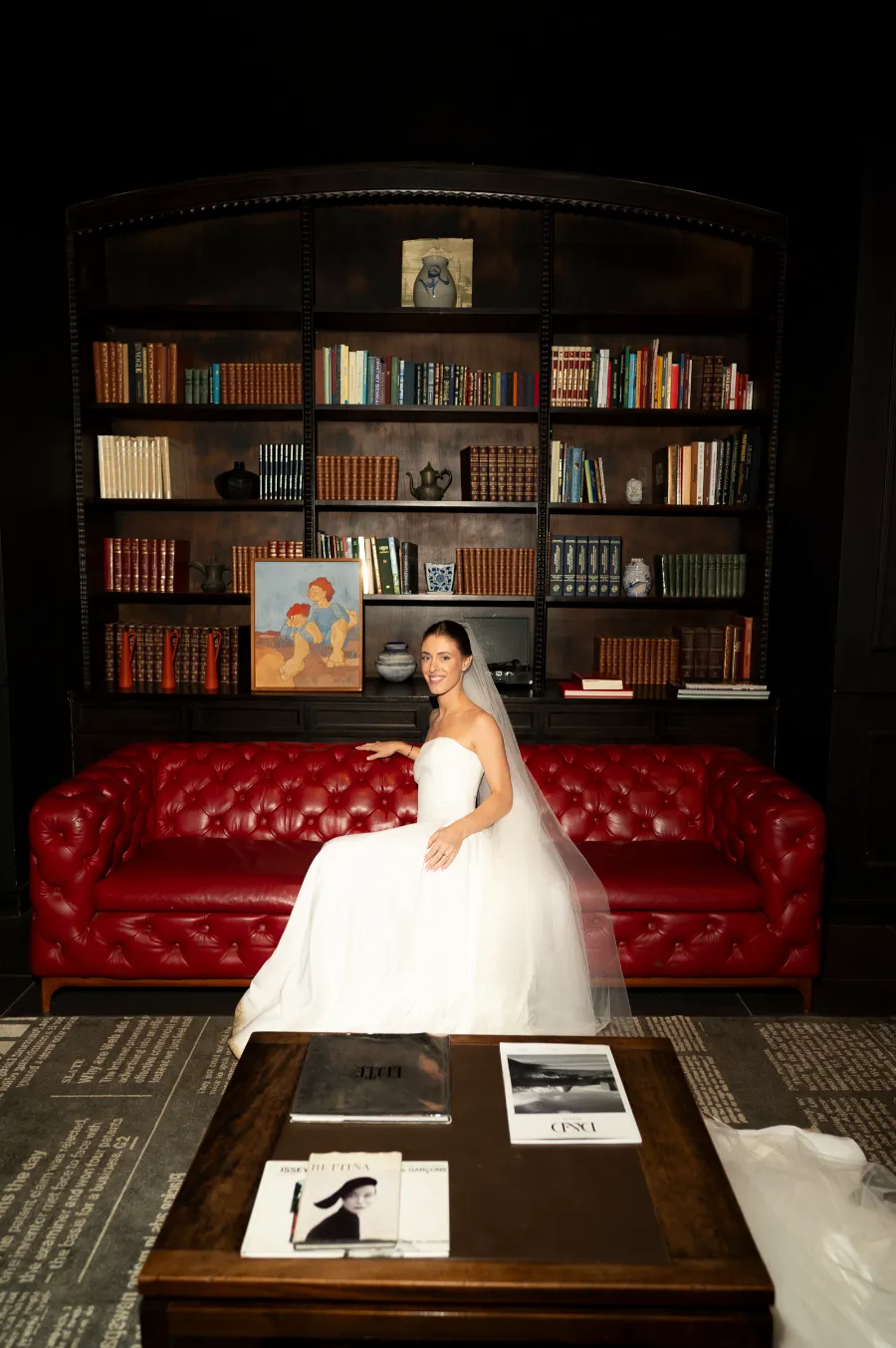 noiva no sofá vermelho