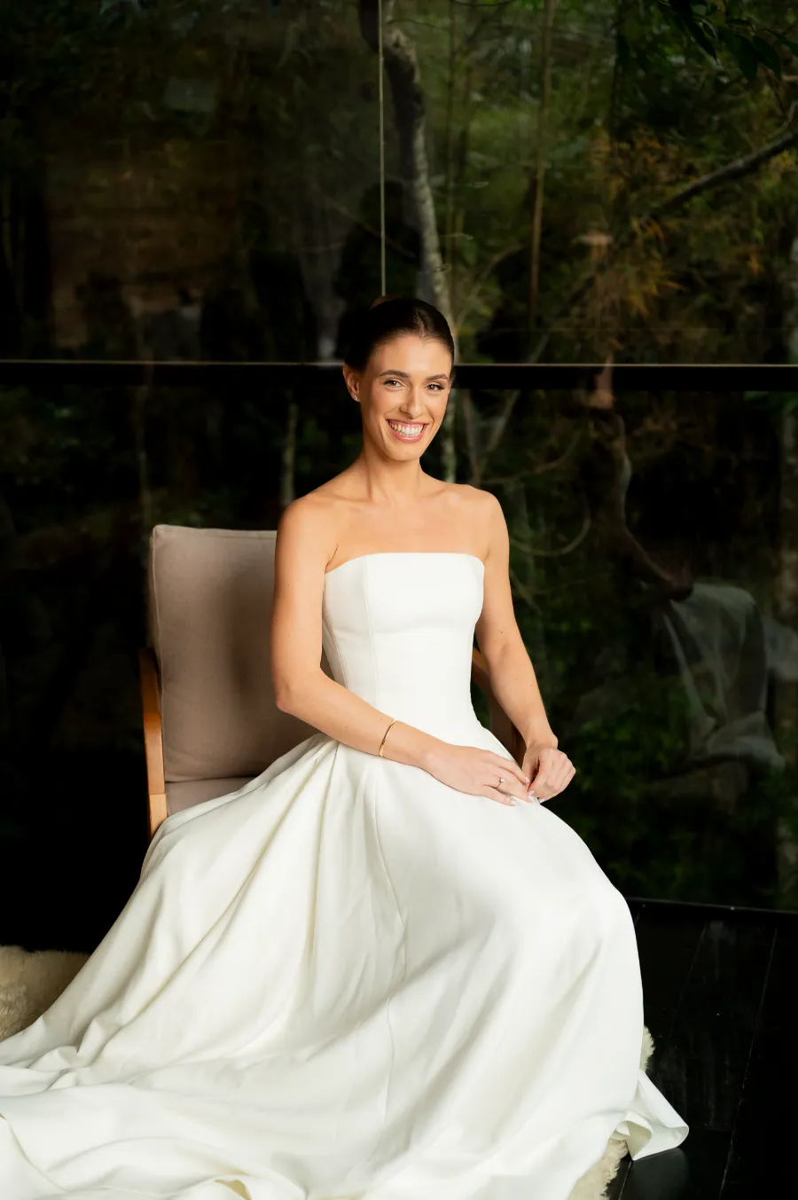 noiva minimalista sentada na cadeira