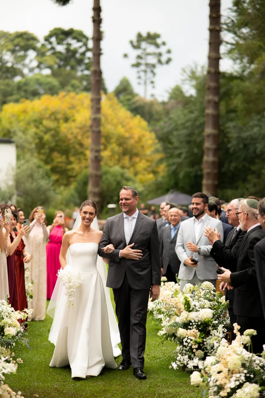 entrada da noiva ao lado do pai de terno cinza