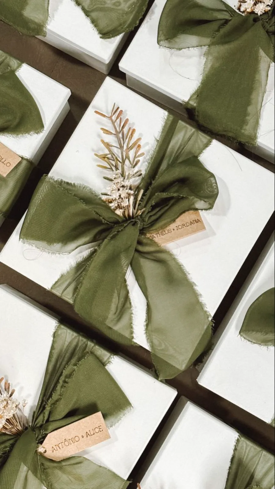 caixa de padrinhos com laço verde oliva