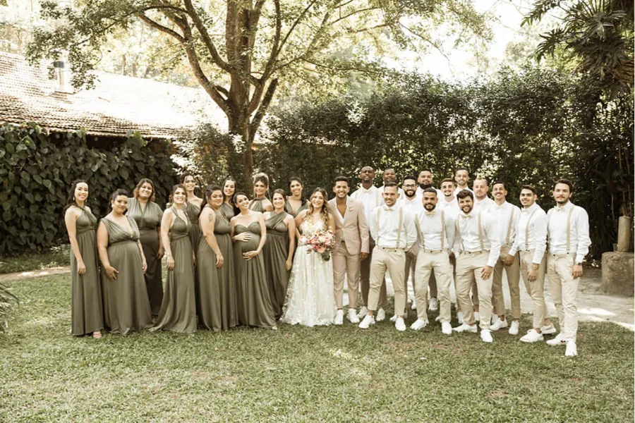 noivos ao lado dos padrinhos de branco e madrinhas de verde oliva