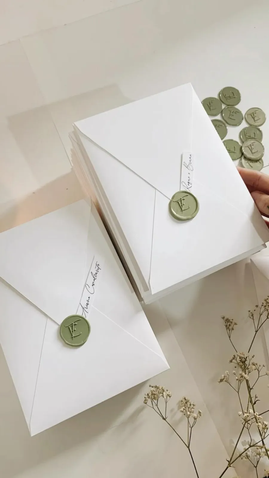 convite branco com lacre verde oliva