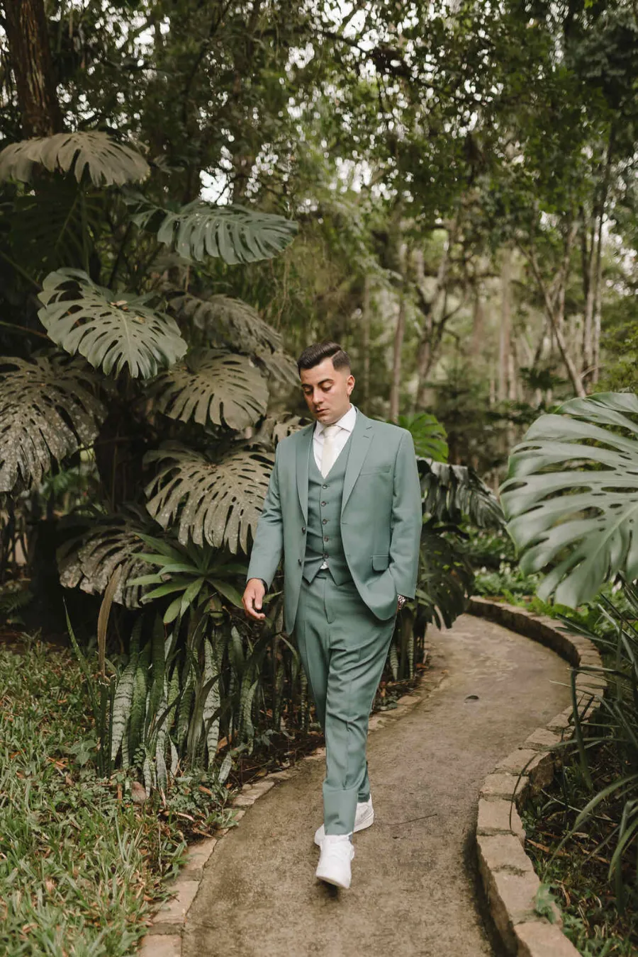 noivo com terno verde