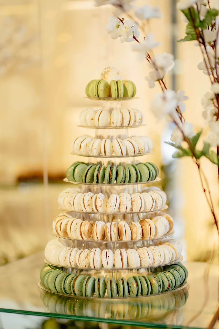 torre de macarrons verde oliva e branco