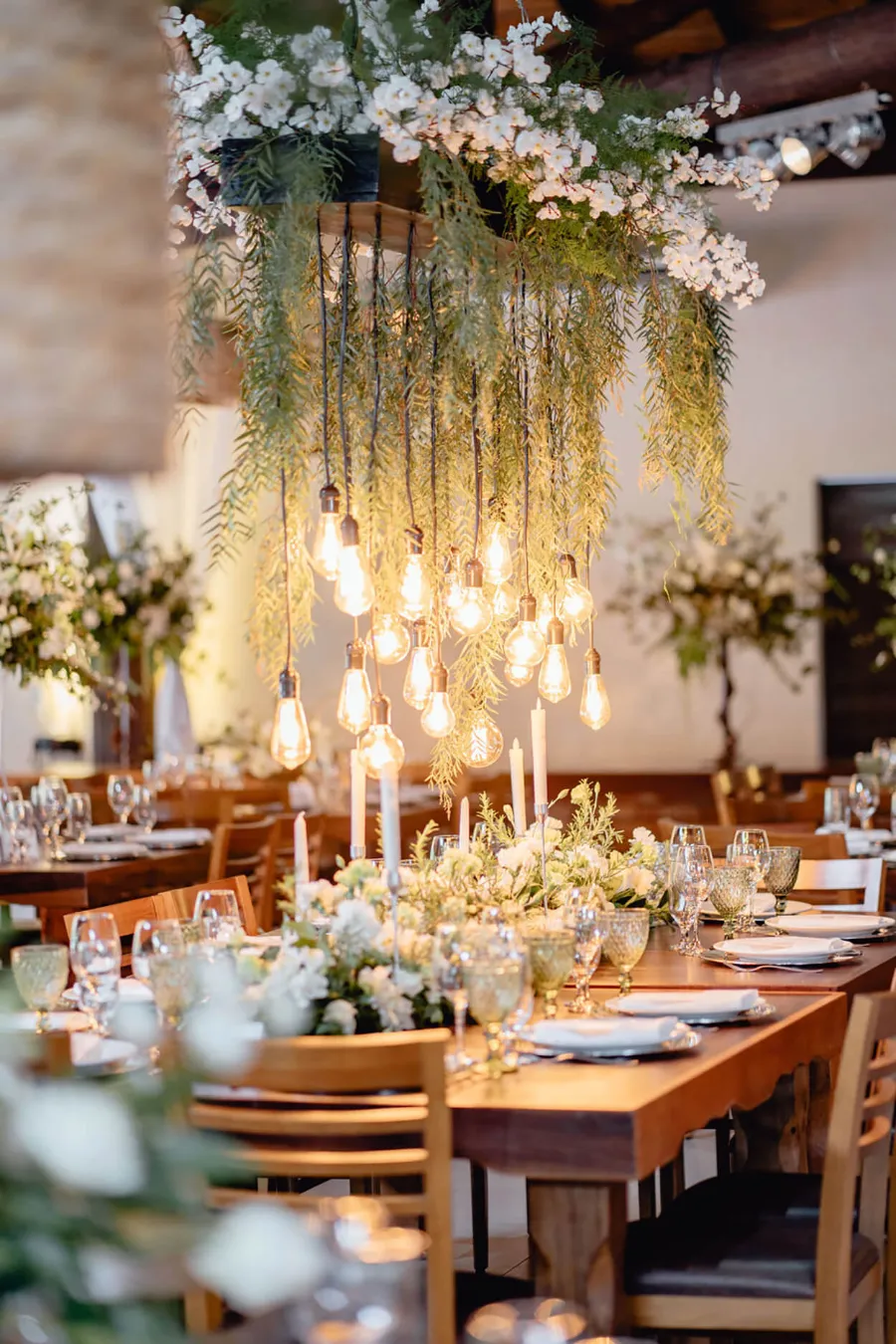 mesa posta com luzes pendentes