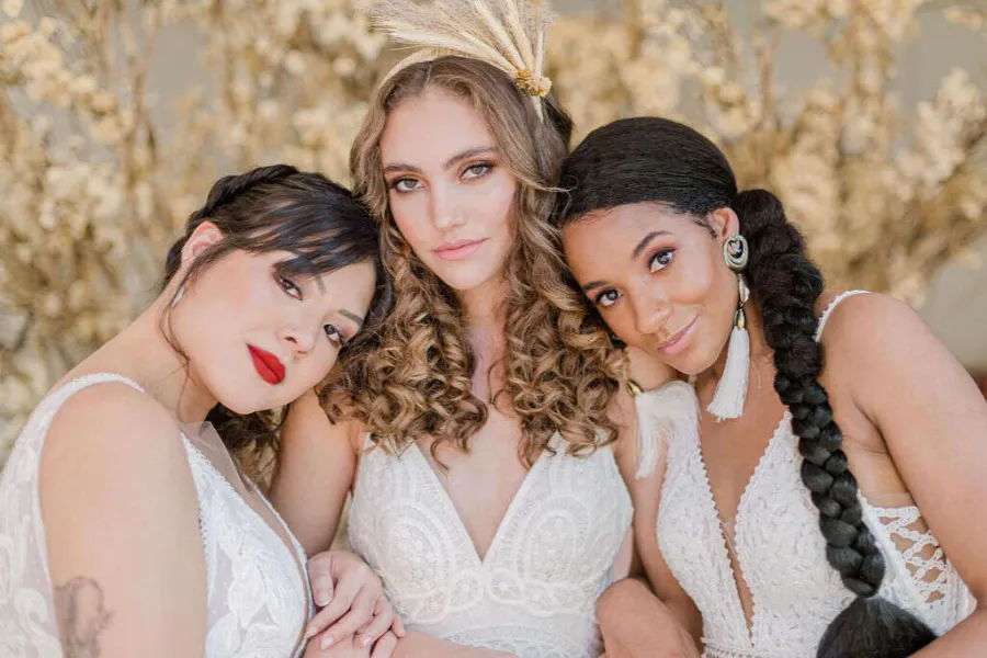 três noivas maquiadas