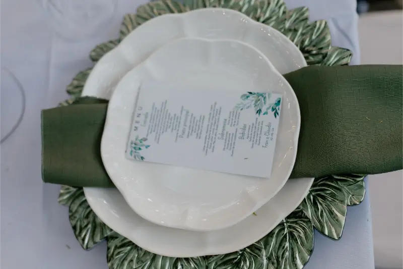 mesa posta em tons de verde com souplast em formato de folha