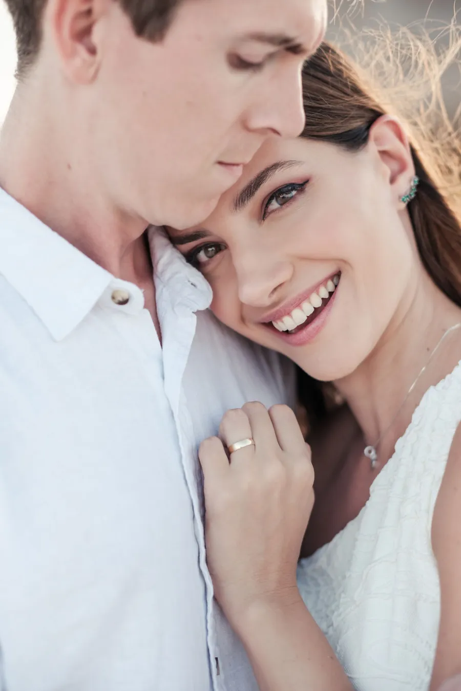 noivos de mãos dadas na praia