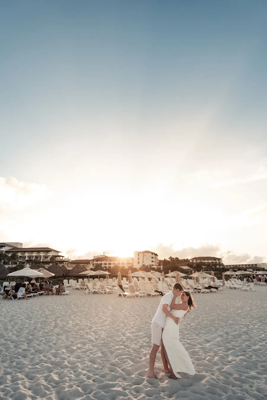 noivos de mãos dadas na praia