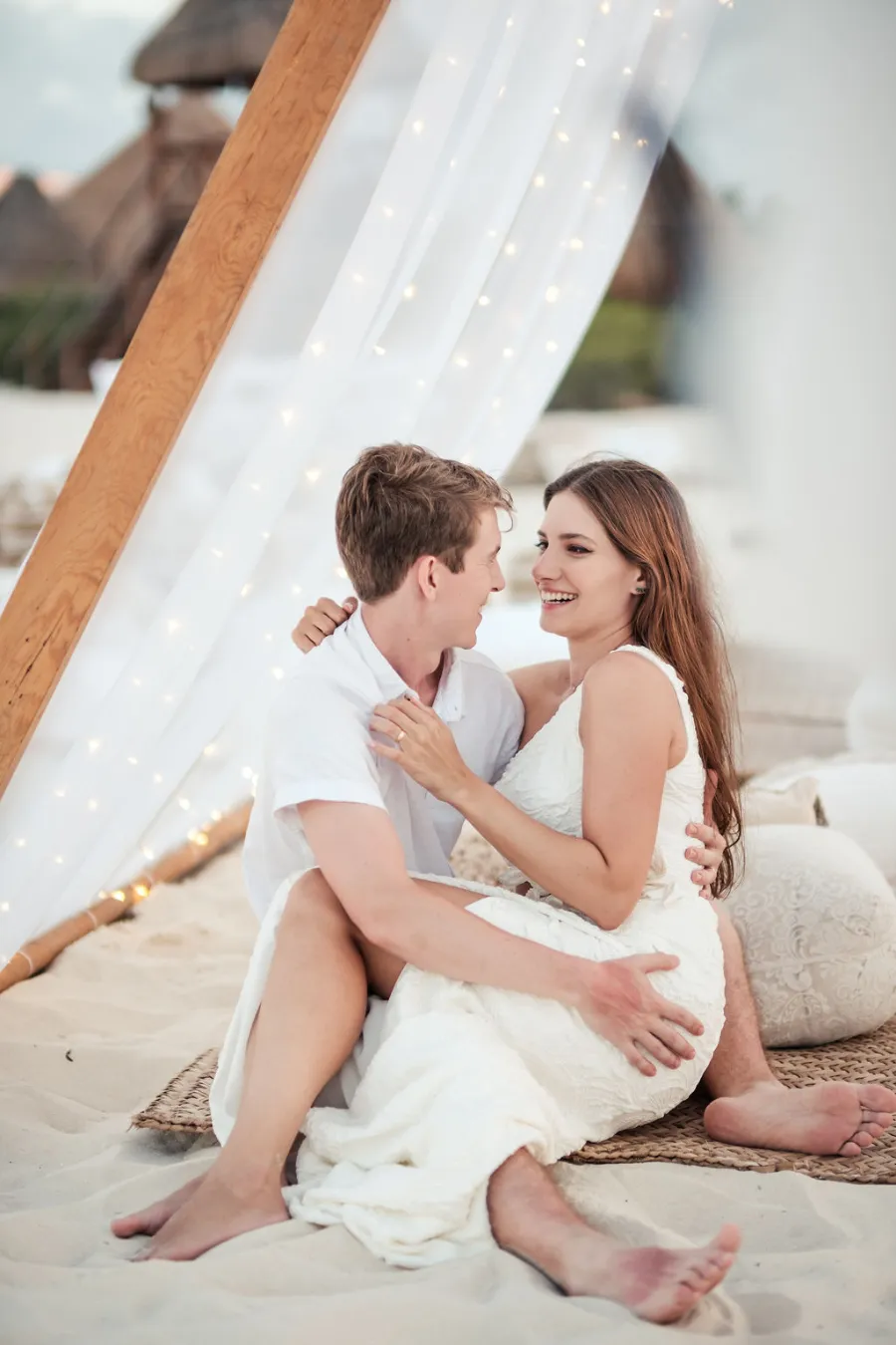 noivos de mãos dadas na praia