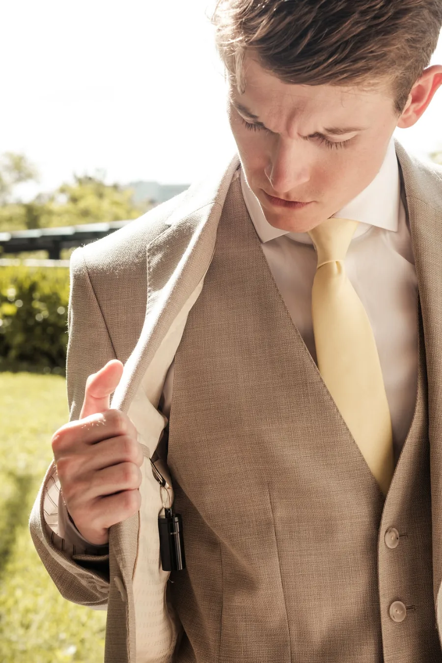 noivo com terno bege