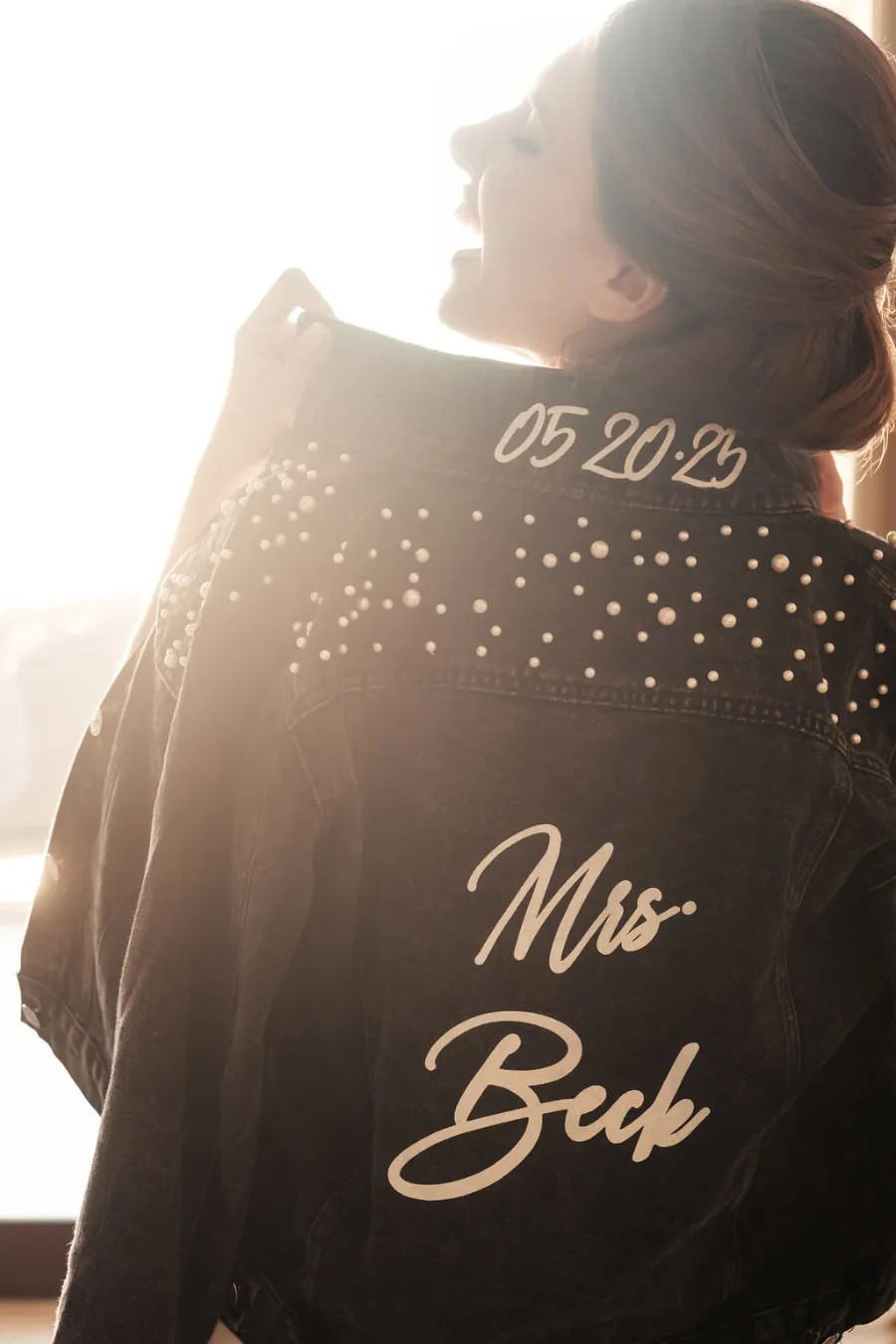 noiva com jaqueta decorada