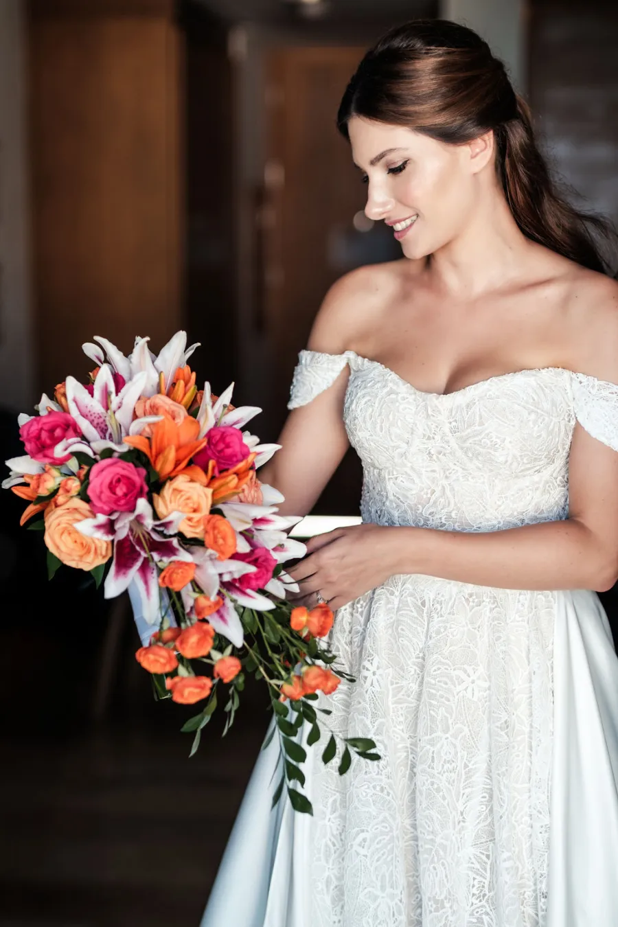 noiva segurando buque colorido