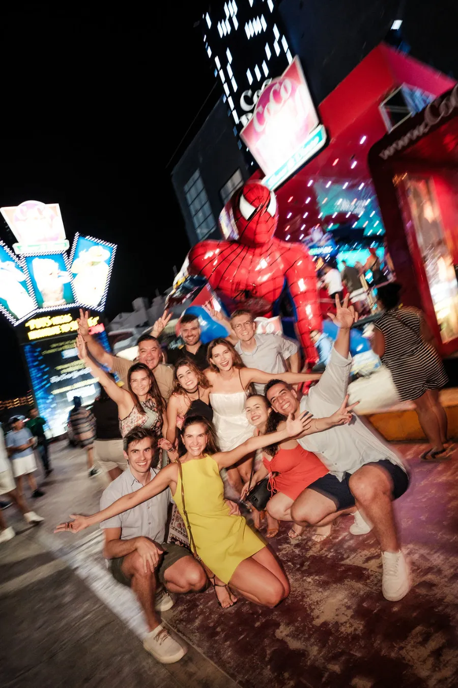 convidados na frente de homem aranha