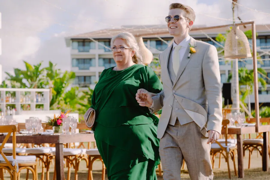 entrada do noivo com a mãe de vestido verde