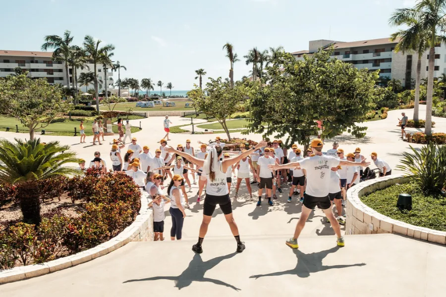 pessoas correndo na praia