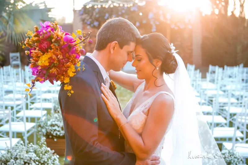 noivos abraçados ao final da cerimônia