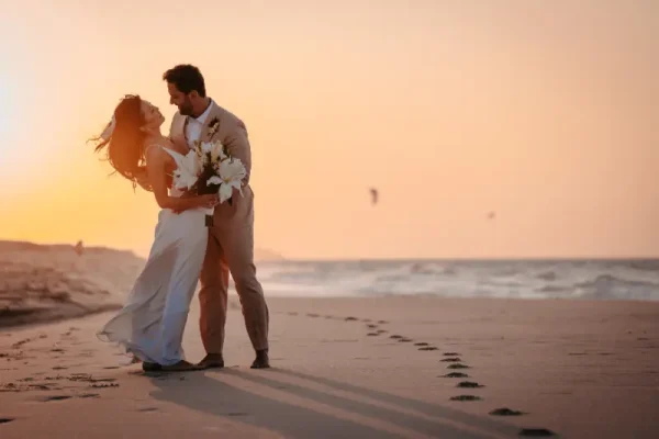 capa post: noivos se abraçando na praia