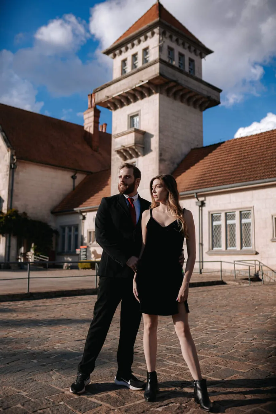 mulher com vetsido preto e curto para pré wedding