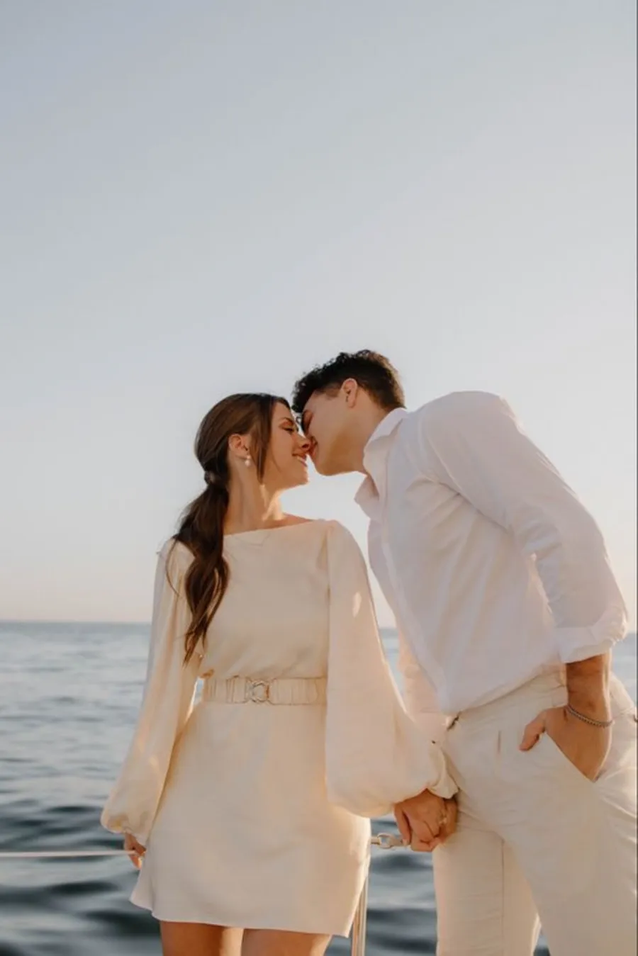 mulher com pre wedding com mangas beijando o noivo