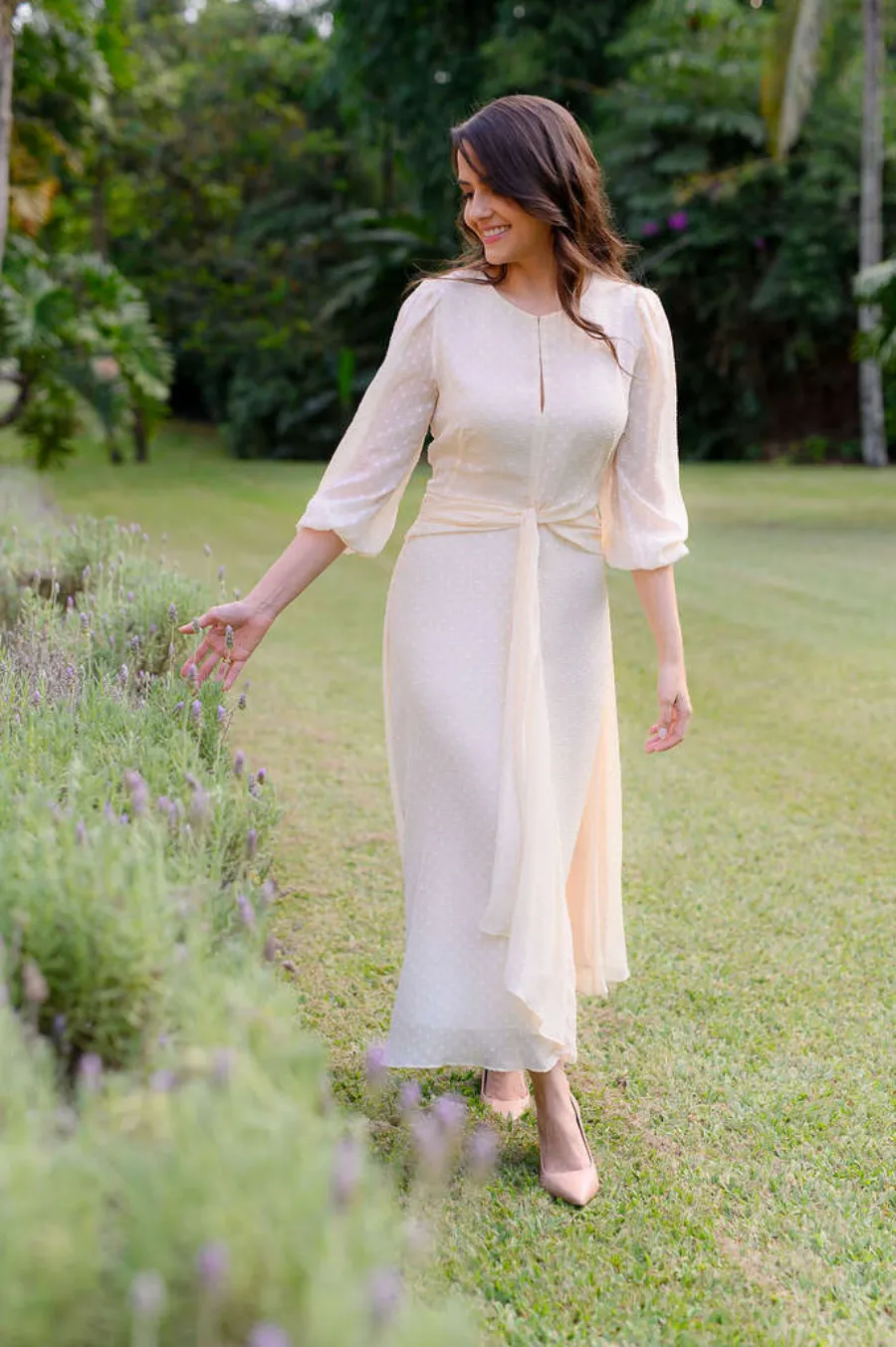 mulher com vestido de pre wedding rosê