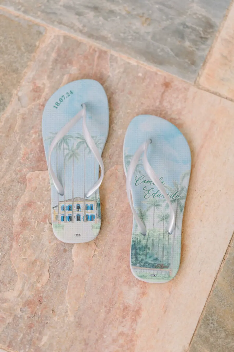 Chinelos personalizados com ilustração aquarela de casarão colonial e nomes dos noivos Camila e Eduardo.