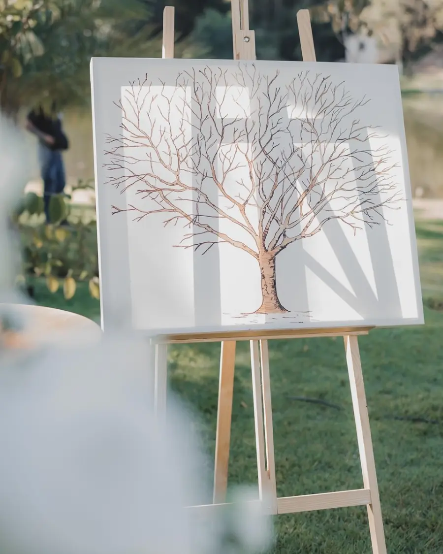 Quadro com desenho de árvore em branco para ser usado como livro de assinatura criativo em casamento.