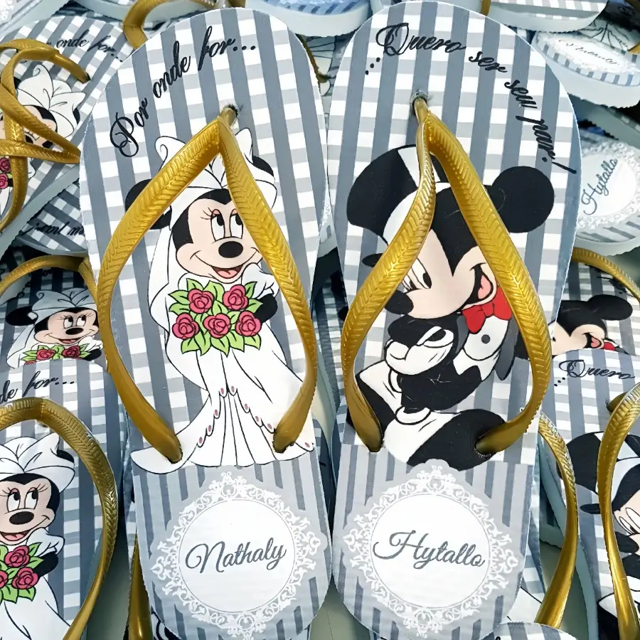Chinelos personalizados com tiras douradas e estampa de Mickey e Minnie noivos, nomes Nathaly e Hytallo.