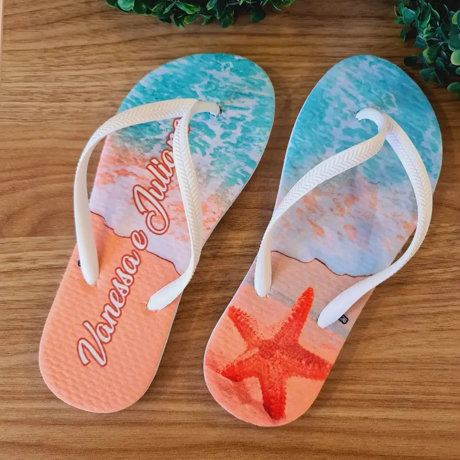Chinelos personalizados de casamento com estampa de praia, conchas e nomes Vanessa e Juliano.