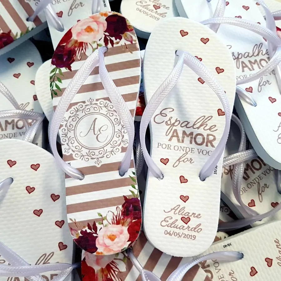 Chinelos personalizados com listras e flores, frase ‘Espalhe Amor’ e nomes Alane e Eduardo.