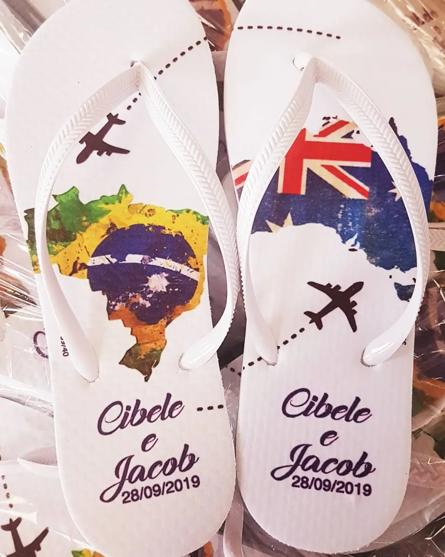 Chinelos personalizados de casamento com bandeira do Brasil e da Austrália, nomes Cibele e Jacob e data 28/09/2019.